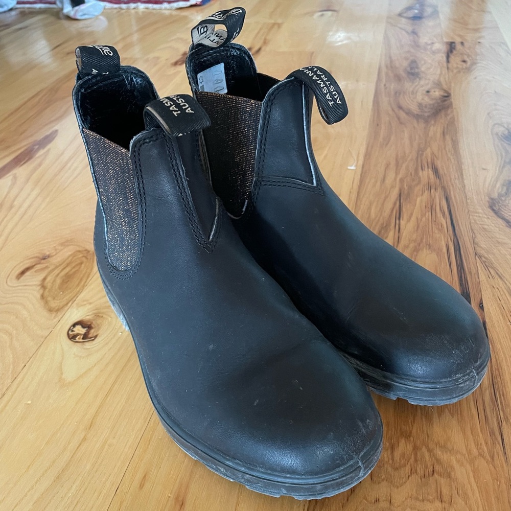 Black Blundstones